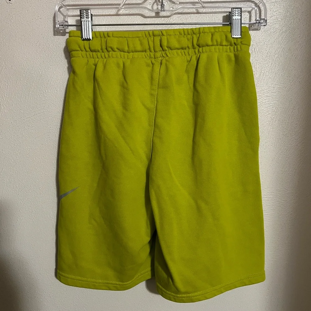 NIKE Classic Fleece Athletic Activewear Casual Logo Shorts Lime Green Boy's Sz L